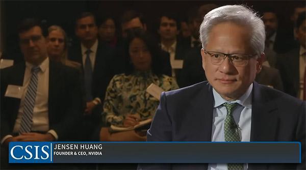 黄仁勋：美国基建能力远不如中国，AI竞赛或被反超